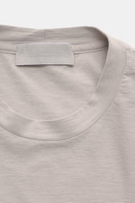 Stone Island Rundhals-T-Shirt 'Ghost Piece' taupe, Slim Fit, aus elastischem Baumwolljersey, tonales Weblabel, von oben fotografiert.