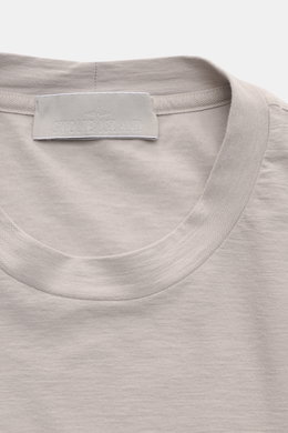Stone Island Rundhals-T-Shirt 'Ghost Piece' taupe, Slim Fit, aus elastischem Baumwolljersey, tonales Weblabel, von oben fotografiert.