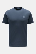 Stone Island Rundhals-T-Shirt 'Ghost Piece' graublau, Slim Fit, aus elastischem Baumwolljersey mit tonalem Weblabel, frontale Nahaufnahme.