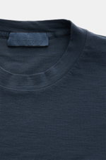 Stone Island Rundhals-T-Shirt 'Ghost Piece' graublau, Slim Fit, elastischer Baumwolljersey, garment dyed, Rundhalsausschnitt, Weblabel, Nahaufnahme von oben.