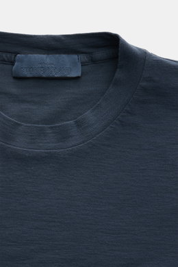 Stone Island Rundhals-T-Shirt 'Ghost Piece' graublau, Slim Fit, elastischer Baumwolljersey, garment dyed, Rundhalsausschnitt, Weblabel, Nahaufnahme von oben.
