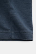 Stone Island Rundhals-T-Shirt 'Ghost Piece' graublau, Nahaufnahme vom unteren Saum, Jersey aus reiner Baumwolle, Slim Fit, tonales Weblabel auf der Brust.