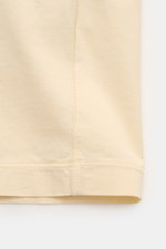 Stone Island Rundhals-T-Shirt 'Stellina' pastellgelb aus reiner Baumwolle, Slim Fit, mit präzisen Overlock-Nähten, Detailaufnahme Naht unten.