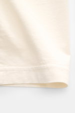 Stone Island Rundhals-T-Shirt 'Marina' creme, Detailansicht unterer Saum, reine Baumwolle, weicher Griff, Oversized Fit, dezentes Logo, Rippstrick-Schulter.