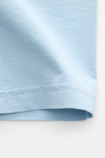 Stone Island Rundhals-T-Shirt 'Marina' hellblau, Detailaufnahme Saum, reine Baumwolle, weicher Griff, Oversized Fit, dezenter Logo-Print.