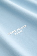 Stone Island Rundhals-T-Shirt 'Marina' hellblau, Detailaufnahme des weichen Baumwollstoffs mit dezentem Logo-Print frontal.