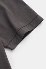 Stone Island T-Shirt 'Basic Cotton' dunkelgrau in Nahaufnahme von Ärmel und Saum, Slim Fit, reine Baumwolle, weicher Griff, Rundhalsausschnitt, Weblabel Brust.