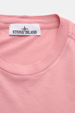 Stone Island T-Shirt 'Basic Cotton' rosé, Nahaufnahme von Rundhalsausschnitt und Weblabel, reine Baumwolle, weicher Griff, Slim Fit, zeitloses Basic Piece.