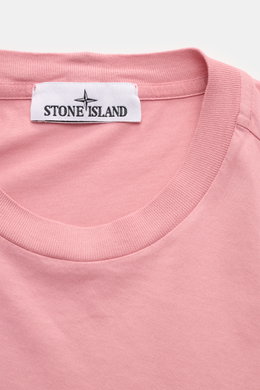 Stone Island T-Shirt 'Basic Cotton' rosé, Nahaufnahme von Rundhalsausschnitt und Weblabel, reine Baumwolle, weicher Griff, Slim Fit, zeitloses Basic Piece.