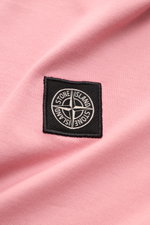 Stone Island T-Shirt 'Basic Cotton' rosé, Detailaufnahme des Weblabels auf weicher, reiner Baumwolle in Slim Fit mit Rundhalsausschnitt.