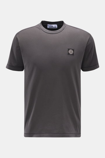 Stone Island T-Shirt 'Basic Cotton' dunkelgrau front view, slim fit dark gray cotton tee with round neckline and chest logo patch. <p>Zeitloses Basic Piece: Das T-Shirt von STONE ISLAND rundet legere Freizeitlooks mühelos ab und wird zum vielseitigen Allr