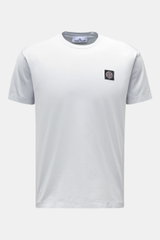 Stone Island T-Shirt 'Basic Cotton' pastellblau, Slim Fit, reine Baumwolle, weicher Griff, Rundhalsausschnitt, Weblabel auf Brust, Frontansicht.