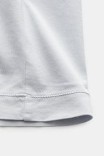 Stone Island T-Shirt 'Basic Cotton' pastellblau, Detailaufnahme Saum mit Naht, reine Baumwolle, weicher Griff, Slim Fit, Rundhalsausschnitt, Weblabel Brust.