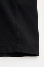 Stone Island T-Shirt 'Dyed Regular Fit' schwarz, Detailansicht des Saums aus reiner Baumwolle mit weichem Griff, Regular Fit, Rundhalsausschnitt, Weblabel auf der Brust.