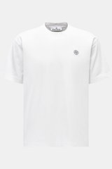 Stone Island T-Shirt 'Dyed Regular Fit' weiß, frontal fotografiert, aus reiner Baumwolle, mit weichem Griff, Rundhalsausschnitt und Weblabel auf der Brust.