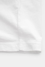 Stone Island T-Shirt 'Dyed Regular Fit' weiß, Detailaufnahme Saum und Naht, reine Baumwolle, weicher Griff, Regular Fit, Rundhalsausschnitt, Weblabel Brust.