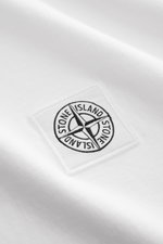 Stone Island T-Shirt 'Dyed Regular Fit' weiß, Detailaufnahme des Weblabels auf der Brust, reine Baumwolle, weicher Griff, Rundhalsausschnitt, Regular Fit.