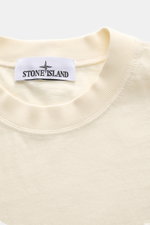 Stone Island T-Shirt 'Dyed Regular Fit' creme, Detailaufnahme von oben, reine Bio-Baumwolle, weicher Griff, Rundhalsausschnitt, Weblabel auf der Brust.