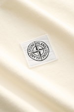 Stone Island T-Shirt 'Dyed Regular Fit' creme aus reiner Baumwolle mit weichem Griff, Rundhalsausschnitt, Weblabel auf der Brust, Detailfoto.