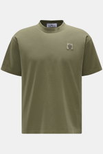 Stone Island T-Shirt 'Dyed Regular Fit' oliv, frontale Ansicht, aus reiner Baumwolle, weicher Griff, Regular Fit, Rundhalsausschnitt, Weblabel auf der Brust.