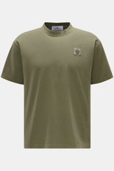 Stone Island T-Shirt 'Dyed Regular Fit' oliv, frontale Ansicht, aus reiner Baumwolle, weicher Griff, Regular Fit, Rundhalsausschnitt, Weblabel auf der Brust.