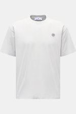 Stone Island T-Shirt 'Dyed Regular Fit' hellgrau, frontale Ansicht, aus reiner Baumwolle mit weichem Griff, Rundhalsausschnitt und Weblabel auf der Brust.