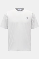 Stone Island T-Shirt 'Dyed Regular Fit' hellgrau, frontale Ansicht, aus reiner Baumwolle mit weichem Griff, Rundhalsausschnitt und Weblabel auf der Brust.
