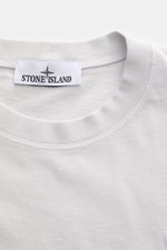 Stone Island T-Shirt 'Dyed Regular Fit' hellgrau, Detailansicht Rundhalsausschnitt und Weblabel, reine Baumwolle, weicher Griff, Regular Fit.