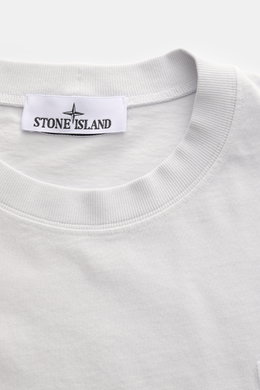 Stone Island T-Shirt 'Dyed Regular Fit' hellgrau, Detailansicht Rundhalsausschnitt und Weblabel, reine Baumwolle, weicher Griff, Regular Fit.