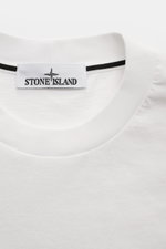 Stone Island Rundhals-T-Shirt offwhite, Nahaufnahme von Rundhalsausschnitt und Label, Jersey aus Baumwolle mit STONE ISLAND-Print.