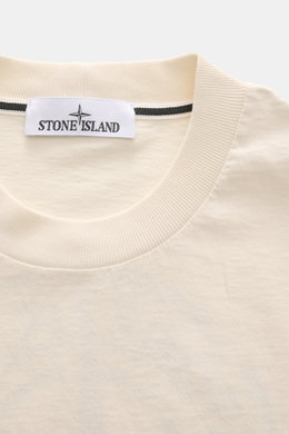 Stone Island Rundhals-T-Shirt creme, Nahaufnahme des Rundhalsausschnitts und Markenlabels aus weichem Baumwoll-Jersey mit Regular Fit.
