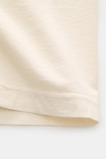 Stone Island Rundhals-T-Shirt creme aus schwerer Baumwolle mit weichem Griff, Regular Fit, Frontprint, plakativer Rückenprint, Nahaufnahme Saum.