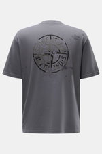 Stone Island Rundhals-T-Shirt dunkelgrau aus reiner Baumwolle, Regular Fit, weicher Griff, Rückansicht mit plakativem STONE ISLAND-Print.