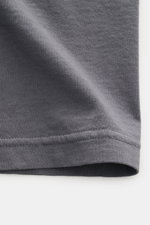 Stone Island Rundhals-T-Shirt dunkelgrau, Detailansicht Saum aus schwerer Baumwolle mit weichem Griff, Regular Fit, Front- und Rückenprint sichtbar.