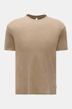 Frontale Nahaufnahme des 04651/ A trip in a bag Leinen-T-Shirts taupe aus Jersey mit leicht griffiger Haptik, luftiger Qualität, leichtem Stretch, Slim Fit und Rundhalsausschnitt.