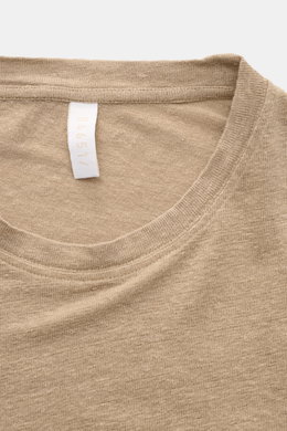 Nahaufnahme aus schräger Perspektive des taupefarbenen 04651/ A trip in a bag Leinen-T-Shirts mit Rundhalsausschnitt, Slim Fit, Jersey aus Leinen, leicht griffiger Haptik, luftiger Qualität und leichtem Stretch-Anteil.