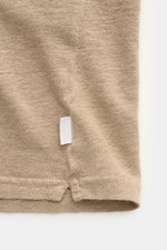 Nahaufnahme des Saum-Bereichs vom 04651/ A trip in a bag Leinen-T-Shirt taupe, Jersey aus Leinen, leicht griffig, luftig, leichter Stretch, Slim Fit, Rundhalsausschnitt.