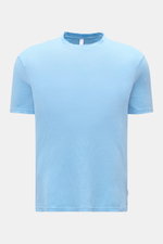 Front view of 04651/ A trip in a bag Leinen-T-Shirt hellblau, a slim fit light blue linen jersey T-shirt with slightly textured, airy fabric, light stretch, and round neckline. Features: Jersey aus Leinen, leicht griffige Haptik, luftige Qualität, leichte