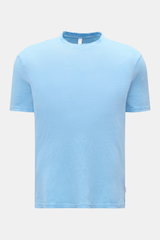 Front view of 04651/ A trip in a bag Leinen-T-Shirt hellblau, a slim fit light blue linen jersey T-shirt with slightly textured, airy fabric, light stretch, and round neckline. Features: Jersey aus Leinen, leicht griffige Haptik, luftige Qualität, leichte