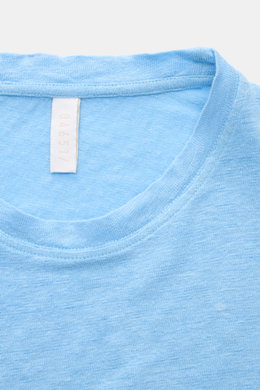 Close-up front view of the neckline of the 04651/ A trip in a bag Leinen-T-Shirt hellblau, a light blue linen jersey T-shirt with a slightly textured feel, airy quality, light stretch, slim fit, and round neckline.