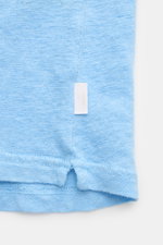 Close-up side view of the hem of 04651/ A trip in a bag Leinen-T-Shirt hellblau showing jersey aus Leinen, leicht griffige Haptik, luftige Qualität, leichter Stretch-Anteil, Slim Fit, Rundhalsausschnitt.