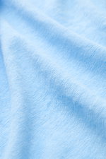 Close-up fabric texture shot taken from a top angle showing the light blue linen jersey of 04651/ A trip in a bag Leinen-T-Shirt hellblau with leicht griffige Haptik, luftige Qualität, leichter Stretch-Anteil, Slim Fit, and Rundhalsausschnitt.