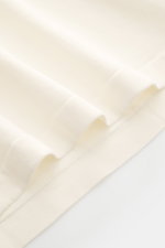 Close-up front view of the Fioroni Rundhals-T-Shirt offwhite showing fine knit, soft pure cotton fabric, slim fit, round neckline, and short hem slits.

<p>Für den gediegenen Auftritt im Frühling sorgt dieses fein gestrickte T-Shirt von FIORINI, welches a