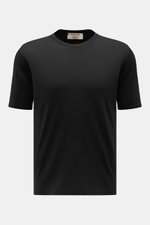 Front view of Fioroni Rundhals-T-Shirt schwarz, a finely knitted black slim fit t-shirt made of pure cotton with soft touch and short hem slits.

<p>Für den gediegenen Auftritt im Frühling sorgt dieses fein gestrickte T-Shirt von FIORINI, welches aus rein