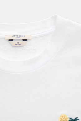 Jacob Cohen Rundhals-T-Shirt 'Resort' weiß, Detailaufnahme von oben, klassisches Baumwoll-Shirt mit Cabrio-Stitching, Leder-Label, Slim Fit.