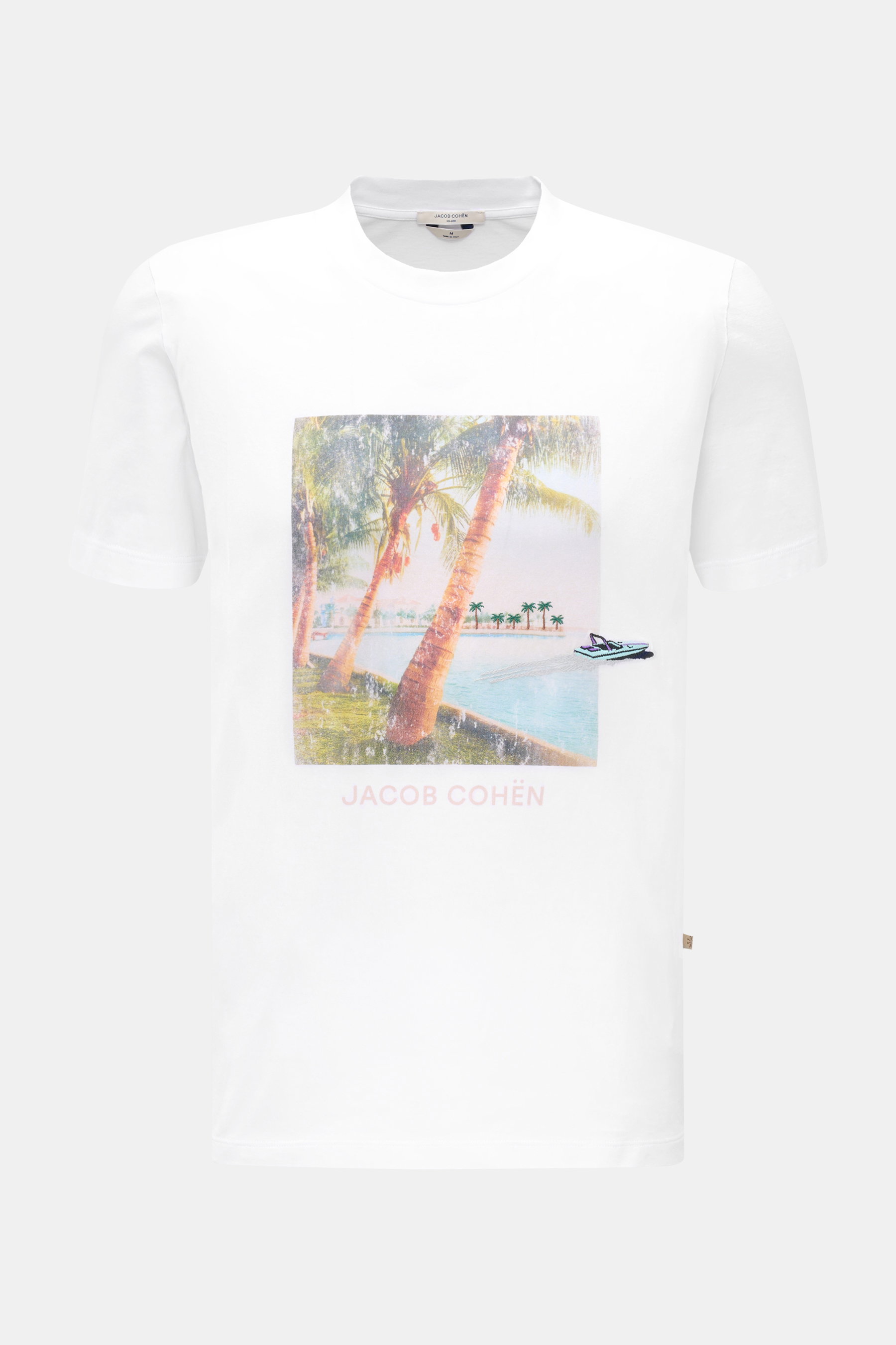 Jacob Cohen Rundhals-T-Shirt 'Resort' weiß, frontal fotografiert, mit Palmen-Motiv, Digital-Print, Boot-Stitching, Leder-Label, Slim Fit, Baumwoll-Jersey.