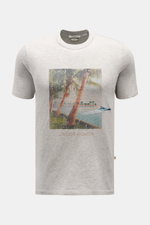 Front view of Jacob Cohen Rundhals-T-Shirt 'Resort' grau meliert with a palm tree digital print, slim fit, and round neckline.

<p>JACOB COHEN hat für seine 'Resort'-Kollektion unter anderem ein klassisches Palmen-Motiv gewählt, welches mit hochwertigem S
