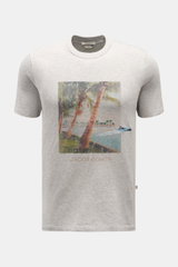 Front view of Jacob Cohen Rundhals-T-Shirt 'Resort' grau meliert with a palm tree digital print, slim fit, and round neckline.

<p>JACOB COHEN hat für seine 'Resort'-Kollektion unter anderem ein klassisches Palmen-Motiv gewählt, welches mit hochwertigem S