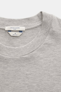 Close-up front view of Jacob Cohen Rundhals-T-Shirt 'Resort' grau meliert in grey melange with ribbed round neckline and label.

<p>JACOB COHEN hat für seine 'Resort'-Kollektion unter anderem ein klassisches Palmen-Motiv gewählt, welches mit hochwertigem 