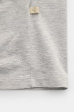 Alt tag (125 characters max): Close-up side view of Jacob Cohen Rundhals-T-Shirt 'Resort' grau meliert hem with fine stitching and small leather label.

Description:  
<p>JACOB COHEN hat für seine 'Resort'-Kollektion unter anderem ein klassisches Palmen-M